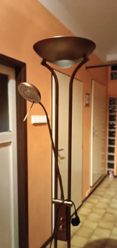 Stojací lampa stmívatelná