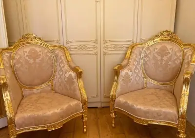 Pár zlacených čalouněných křesel ve stylu Ludvíka XVI.