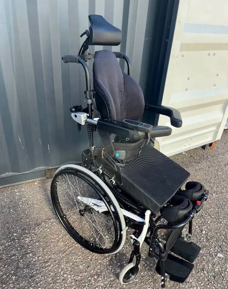Dětský zvedací invalidní vozík
