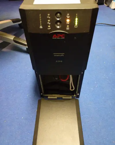 Ups APC SmartUPS 2200 s management kartou