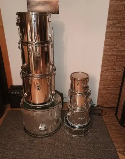 Rozšířenou bicí soupravu (složená převážně mapex )