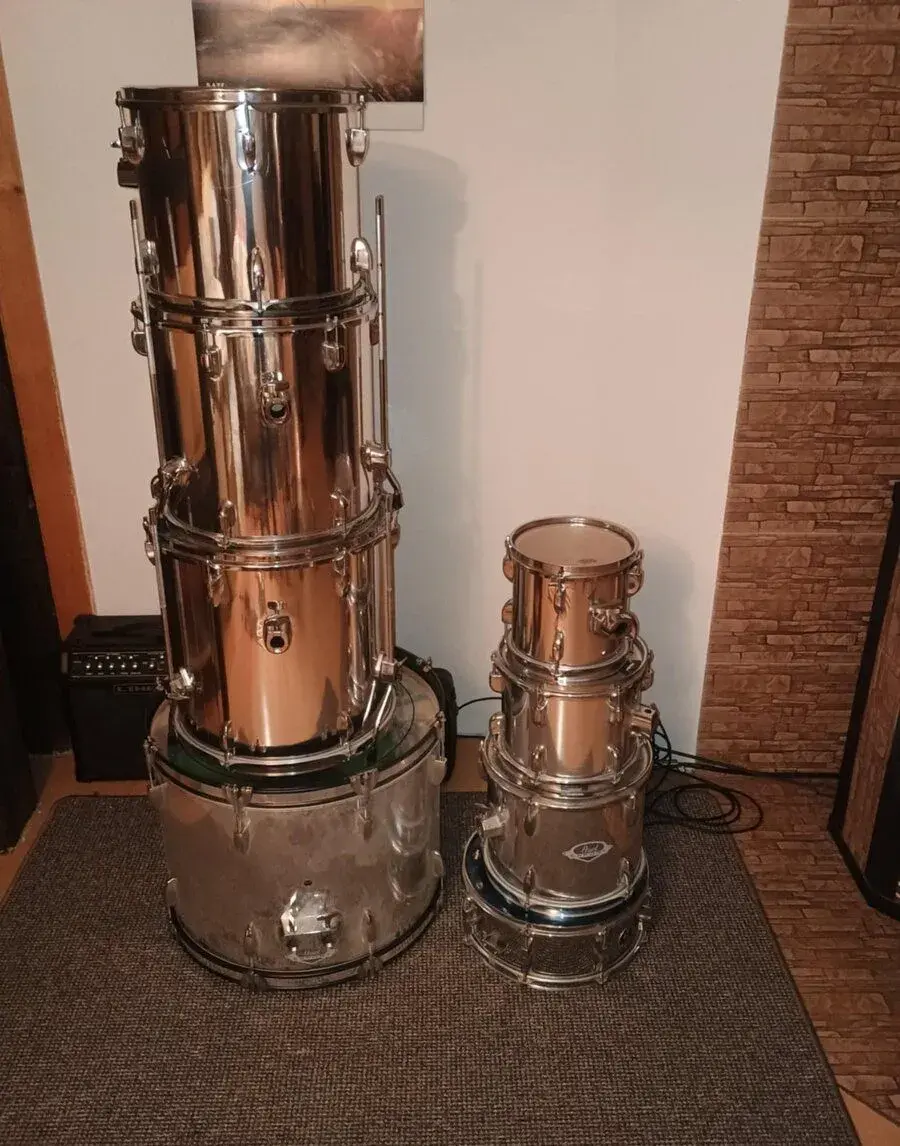 Rozšířenou bicí soupravu (složená převážně mapex )