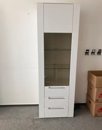 2 bílé částečně prosklené knihovny