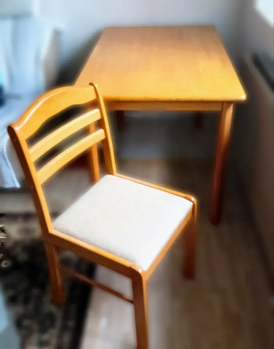 Jídelní stůl+ 4 židle