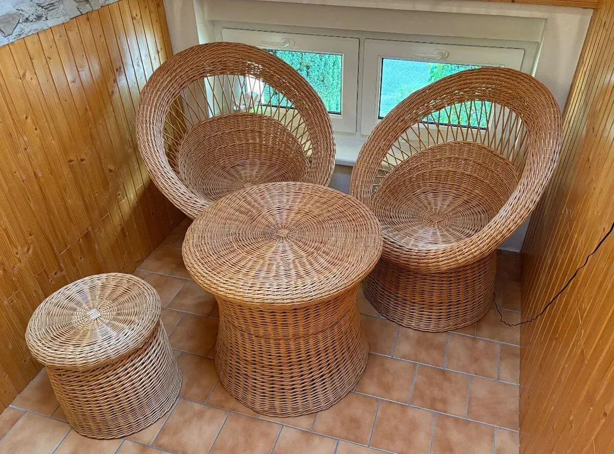 Proutený set se stolem