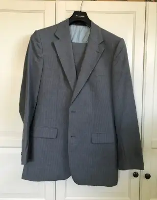 šedý oblek Hugo Boss,jemný proužek - sako NOVE, kalhoty