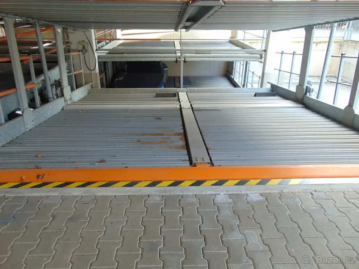 Pronájem garážové stání, 11 m² - Pardubice
