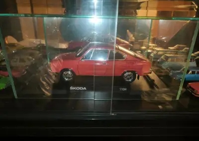 Model Abrex Škoda 110R 1:18 červená