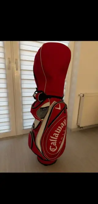 Golfový bag s holemi a příslušenstvím