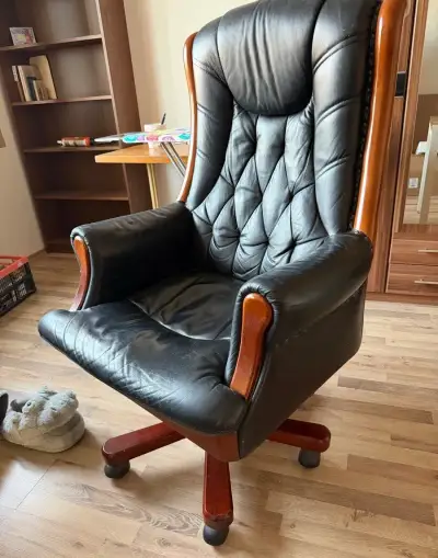Kožené a dřevěné kancelářské křeslo Chesterfield
