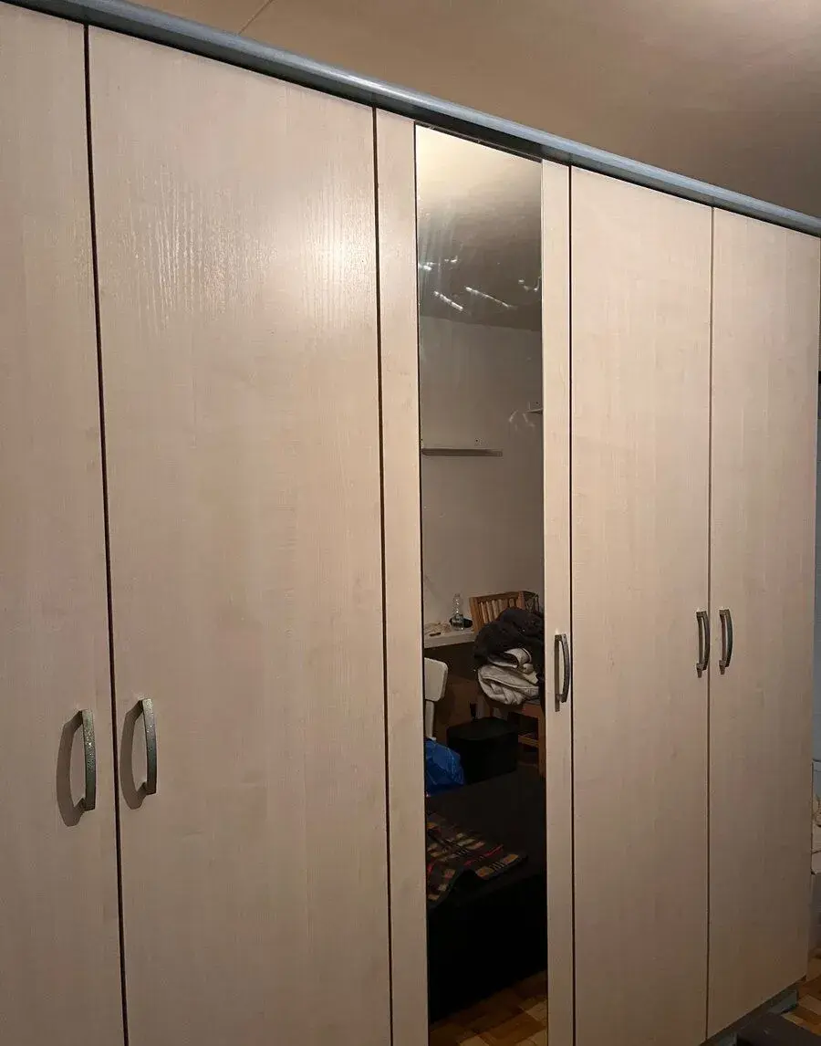 Velkou prostornou šatní skříň se zrcadlem