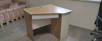 Rohový speciálně uzamykatelný stolek na PC