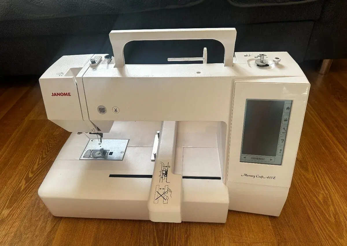 Vyšívací stroj Janome Memory Craft 400E – jako nový