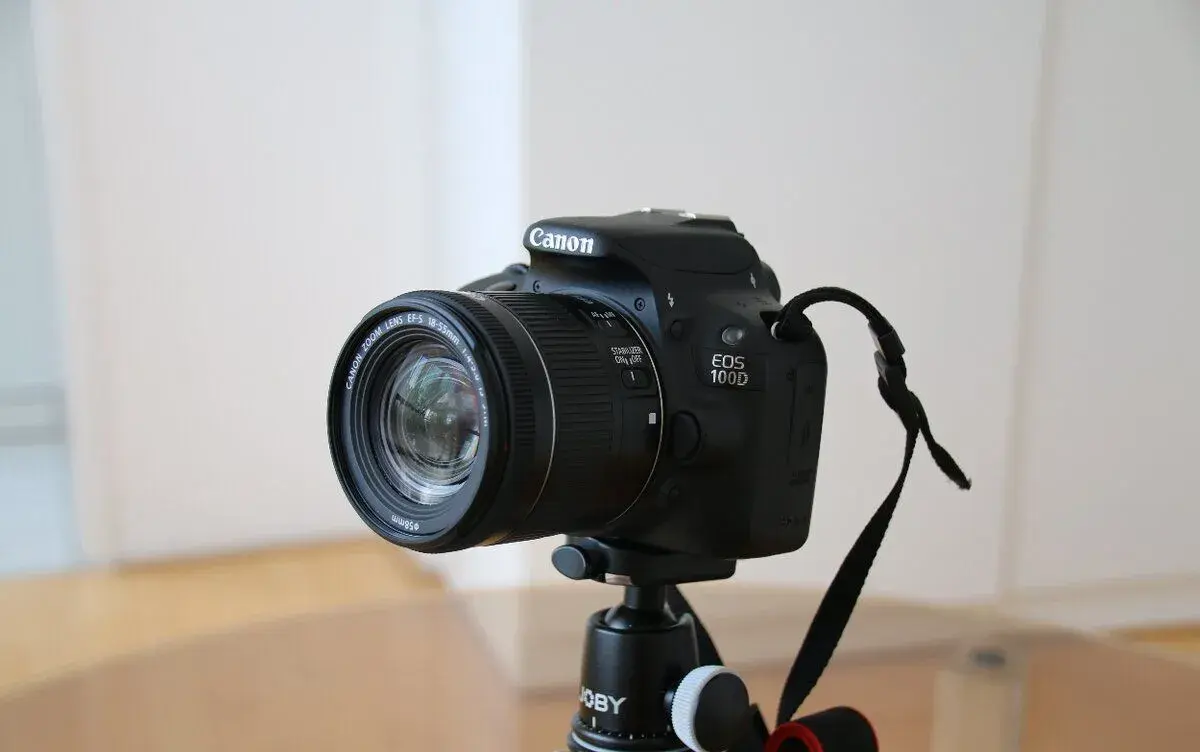 Canon EOS 100D + Canon EFS 18-55mm
