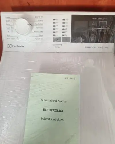 Vrchem plněná pračka Electrolux