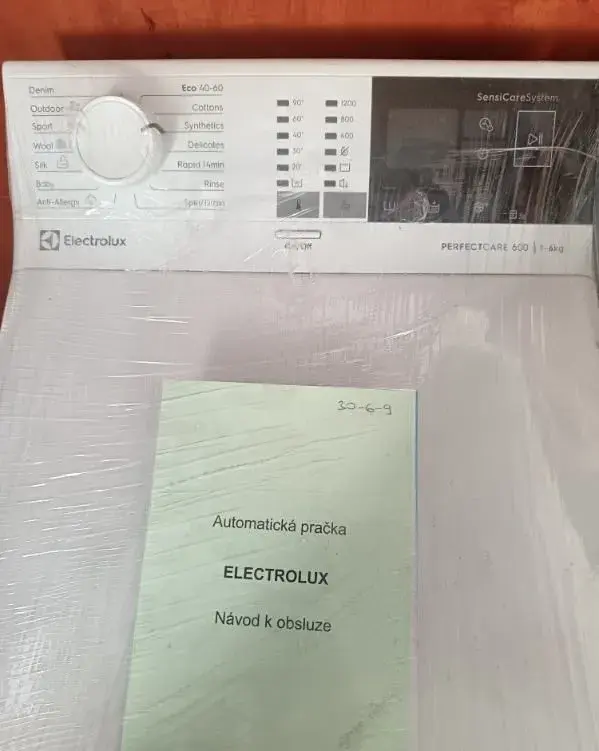 Vrchem plněná pračka Electrolux