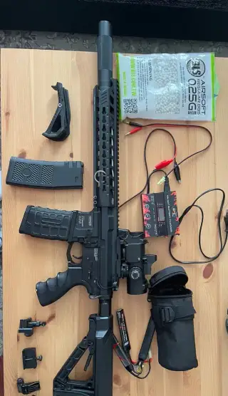 Airsoftová zbraň s příslušenstvím