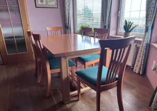 Jídelní stůl + 6 čalouněných židlí