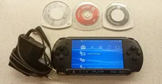 PSP + 3 hry + příslušenství