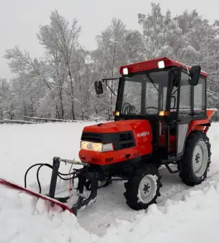 KUBOTA GL21 vyhřívaná kabina + radlice + sypač