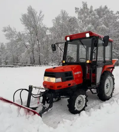 KUBOTA GL21 vyhřívaná kabina + radlice + sypač