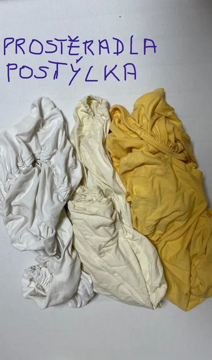 3 prostěradla do dětské postýlky