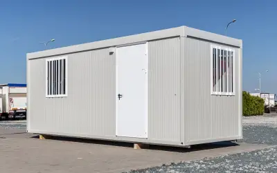 Stavební buňka 6,1 m – 2 místnosti, mříže