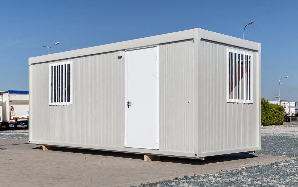 Stavební buňka 6,1 m – 2 místnosti, mříže