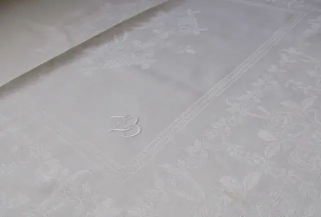 Čistě bílý vintage damaškový ubrus vzor růže