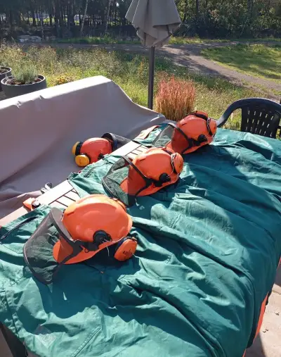 Neprořezné kalhoty Stihl , Forest Jack , helmy Stihl