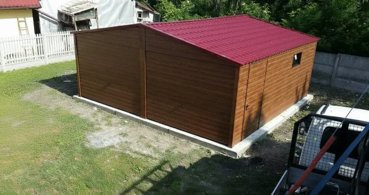 Plechová garáž 7×7 m – zlatý dub/výklopná vrata „BOHUMIL“