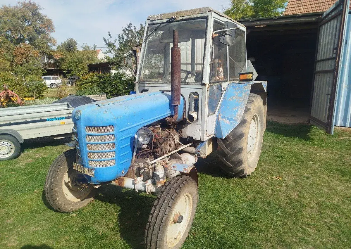 Zetor 4011, vlečka, rotační sekačka, pluh.