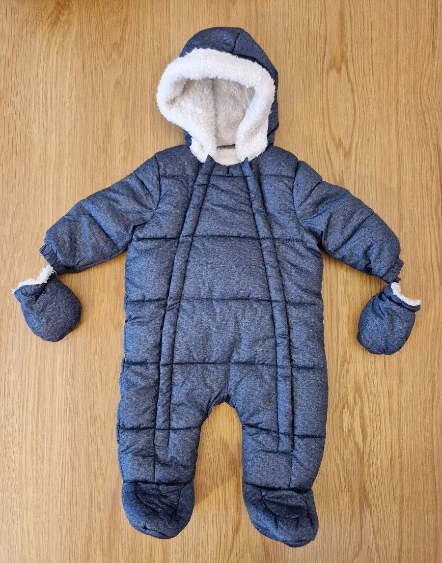 Zimní overal / kombinéza s rukavicemi a s kožíškem