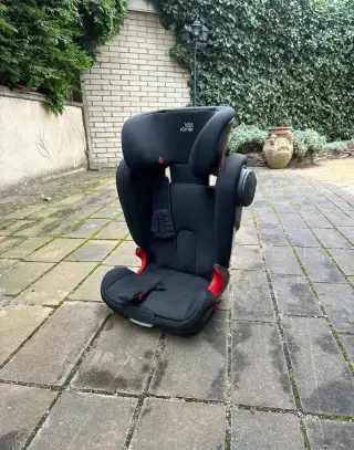 Autosedačka Britax Römer Kidfix II 15-36 kg.