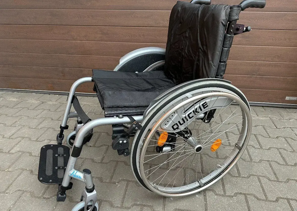 Invalidní vozík, stříbrné blatníky, 51 cm šíře sedu