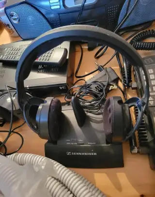 Bezdrátová sluchátka Sennheiser RS 45 (HDR 45) + nabíjecí zá