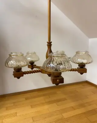 Dřevěný lustr