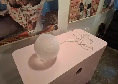 Malá stolní lampička s motivem IKEA, bílá