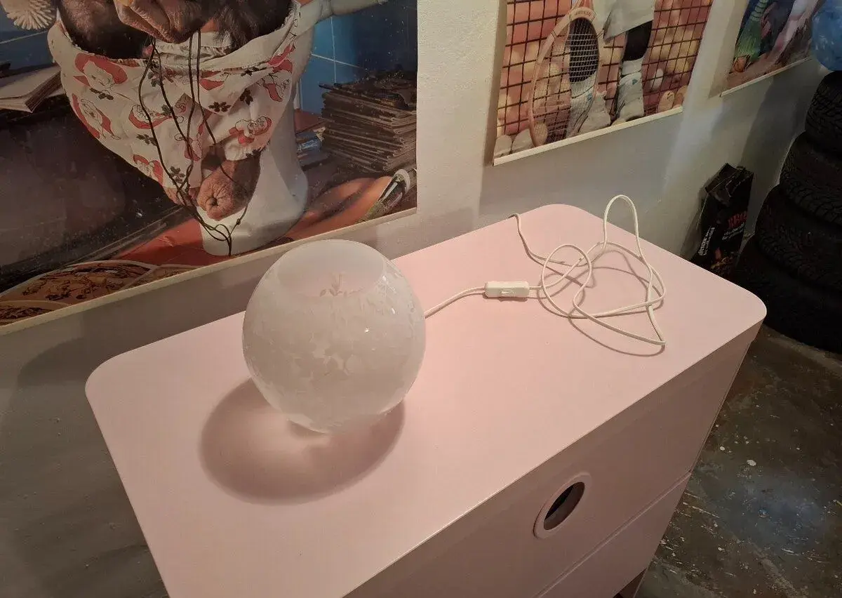 Malá stolní lampička s motivem IKEA, bílá