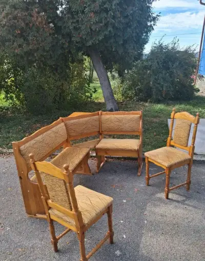 Rohová kuchyňská lavice z masivu + 2 židle