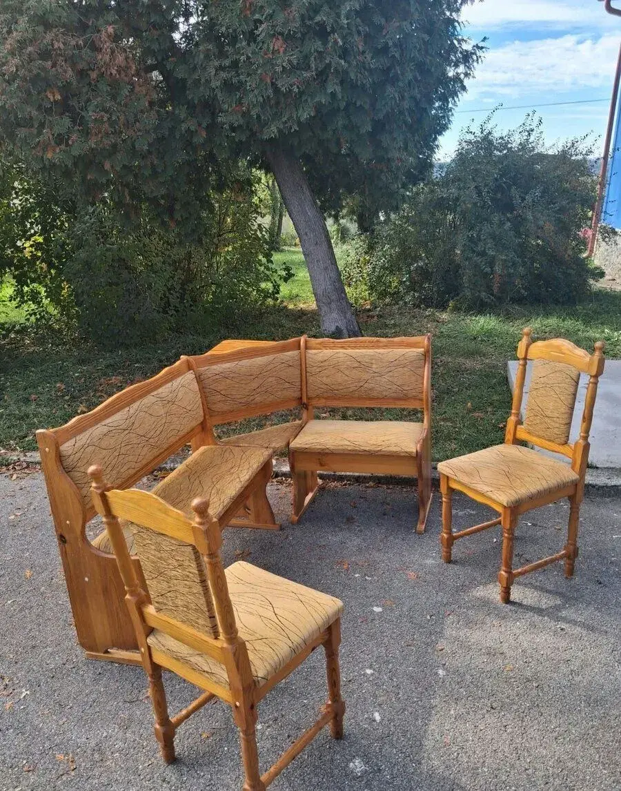 Rohová kuchyňská lavice z masivu + 2 židle