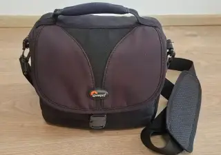 Fotobrašna Lowepro AW s pláštěnkou, přepážkami a hadříkem