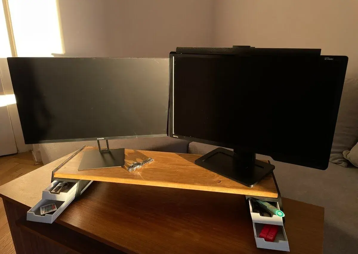 Designový stojan pod 2 monitory (Desk Shelf) - masivní dřevo