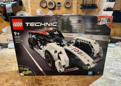 Stavebnice LEGO Technic 42137 - nová a nerozbale