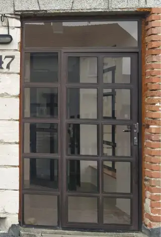 Vchodové dveře se zatmavenými skly