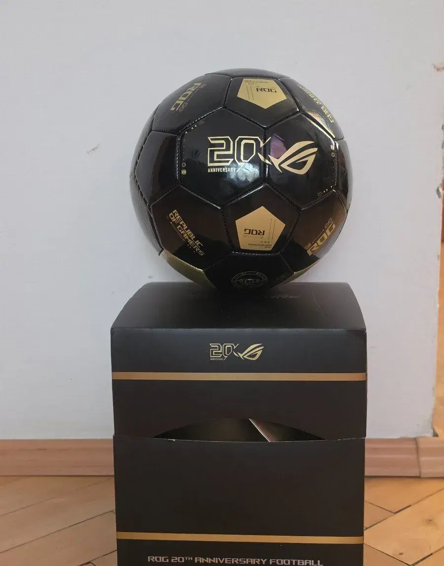 Sběratelský fotbalový míč ASUS ROG 20th Anniversary Football