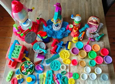 PLAY-DOH: různé sestavy + modelína