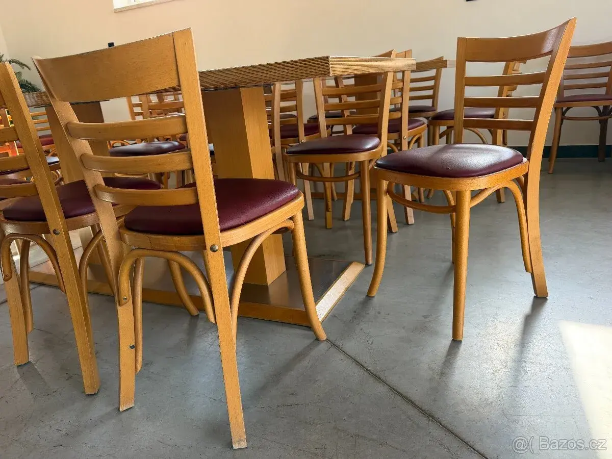 ● Restaurační sezení.Stoly 11kusů+ Židle THONET (Ton) 43ks