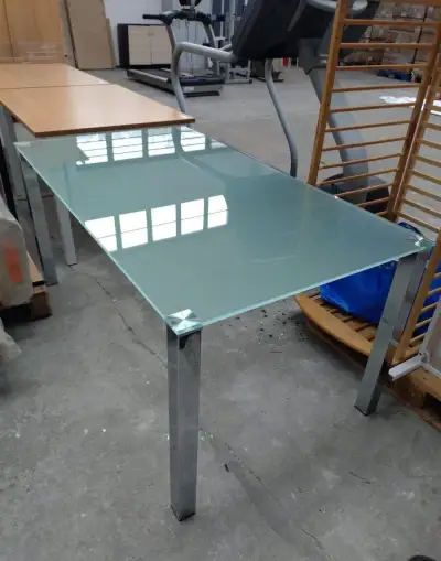 Jídelní stůl designový - nový
