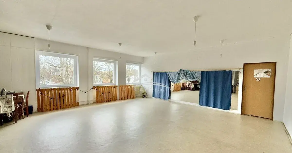 Pronájem větší části patra v komerční budově 130 m2, Pelhřim